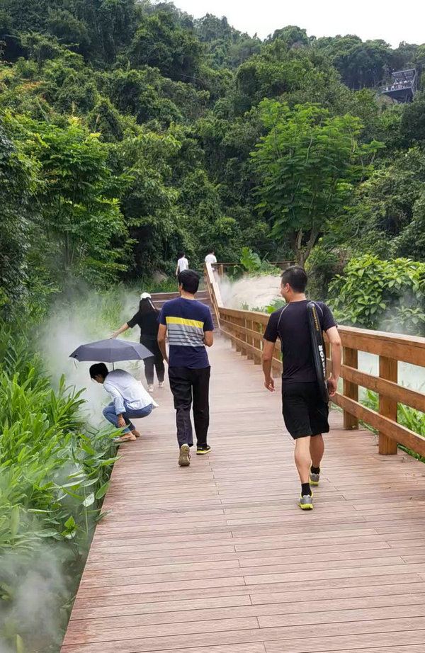 路途中，時(shí)而沾花惹草，時(shí)而風(fēng)度翩翩
